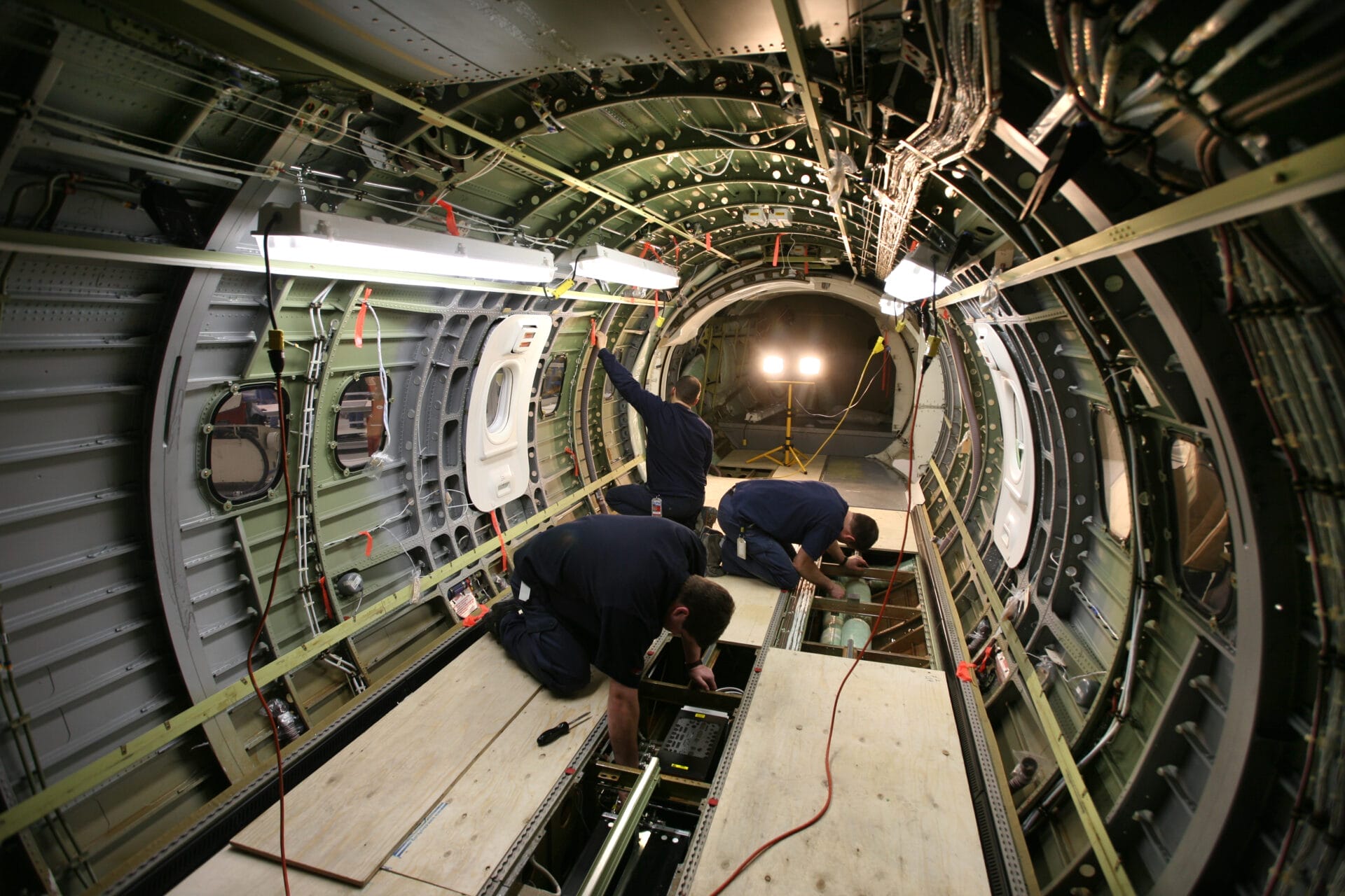 Foto Dash 8 hooldusest ja lennundusarstidest angaaris