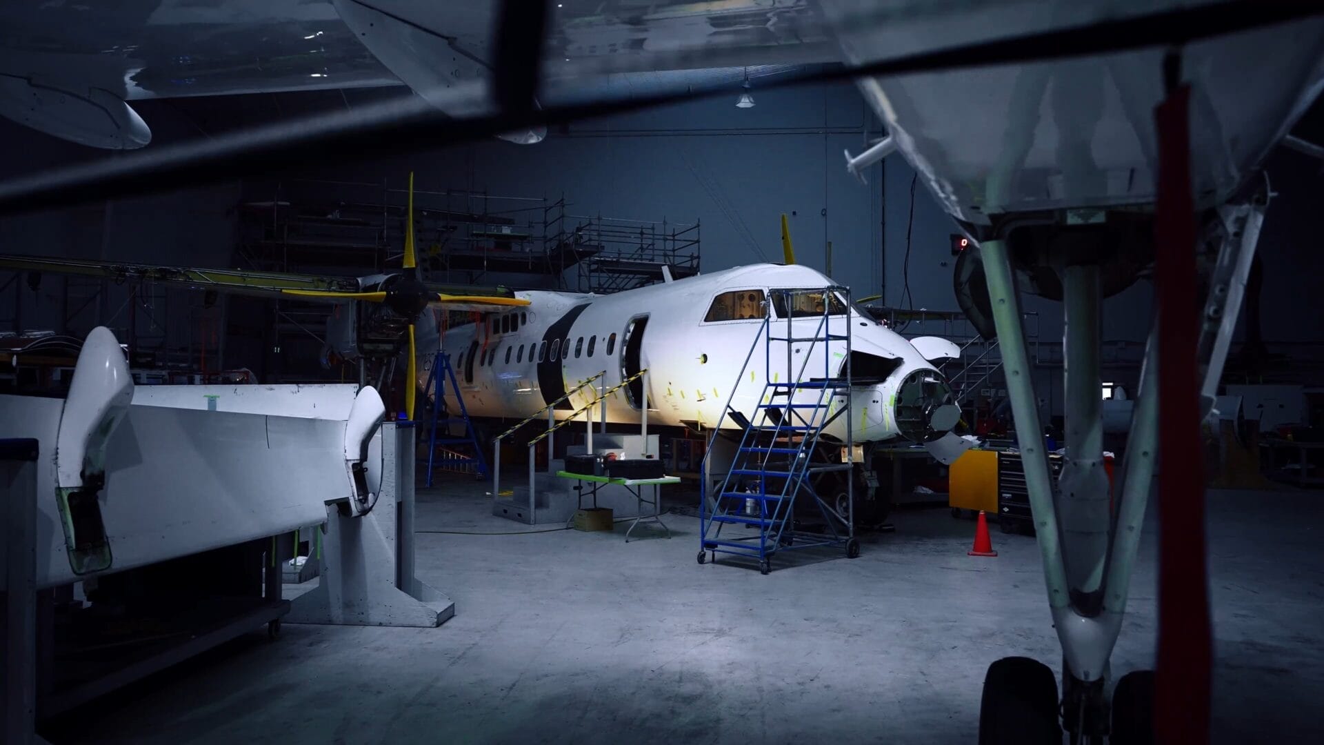 Dash 8 vliegtuig in hangar onder MRO