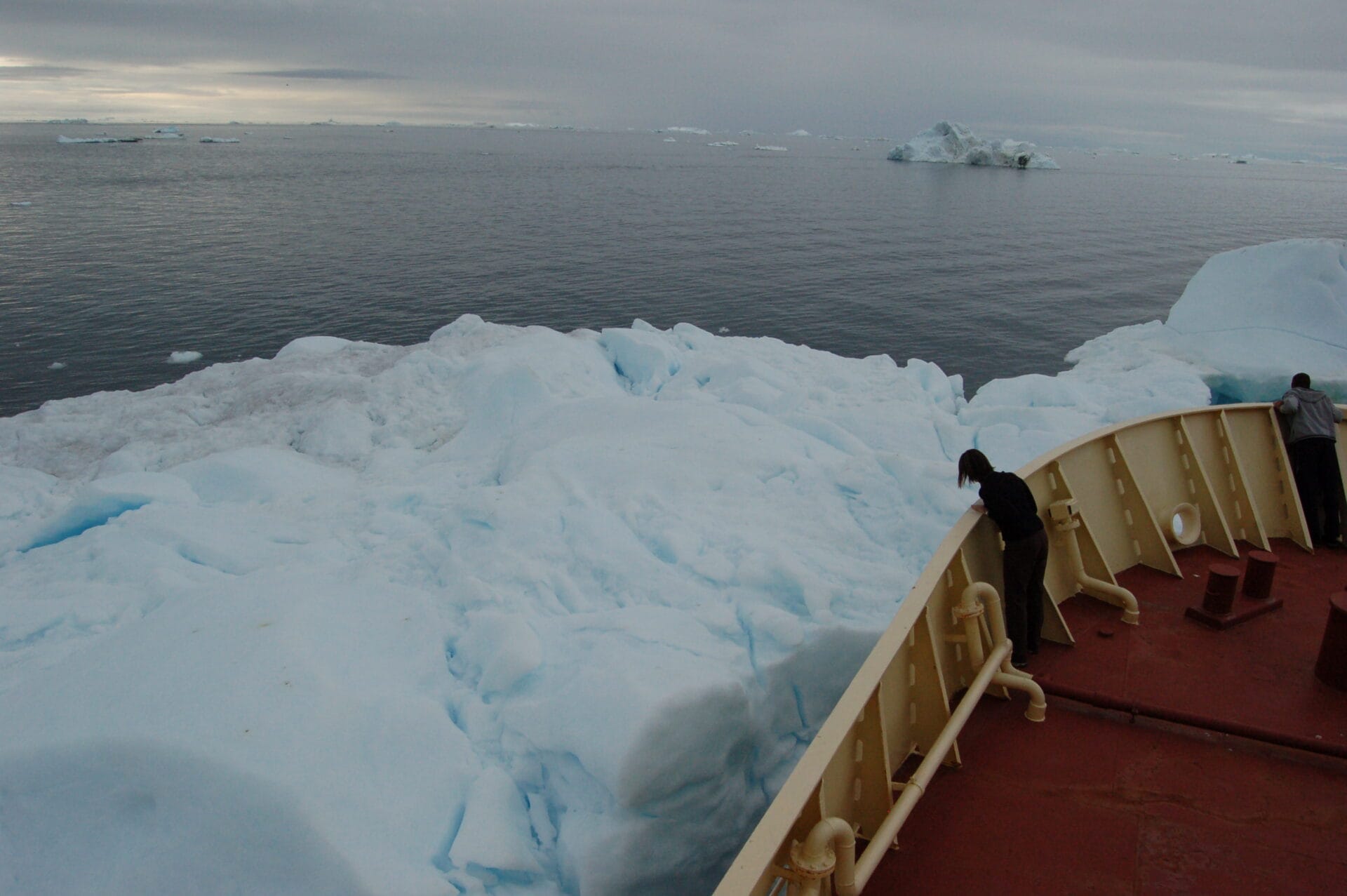 fotografía de barco e iceberg