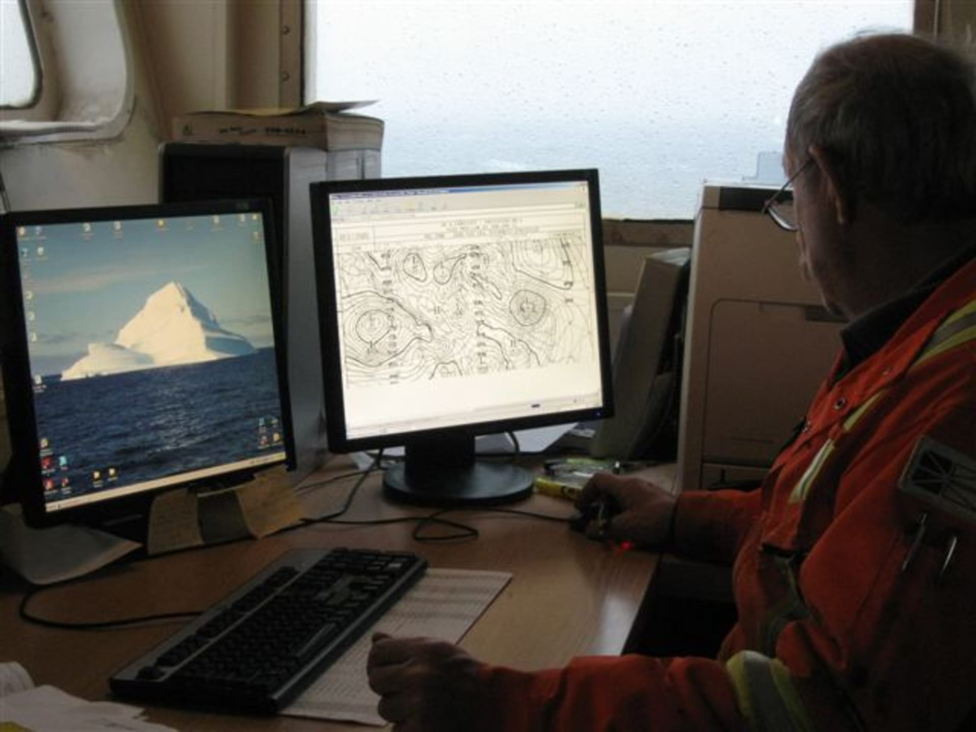 Fotografía del operador analizando los datos