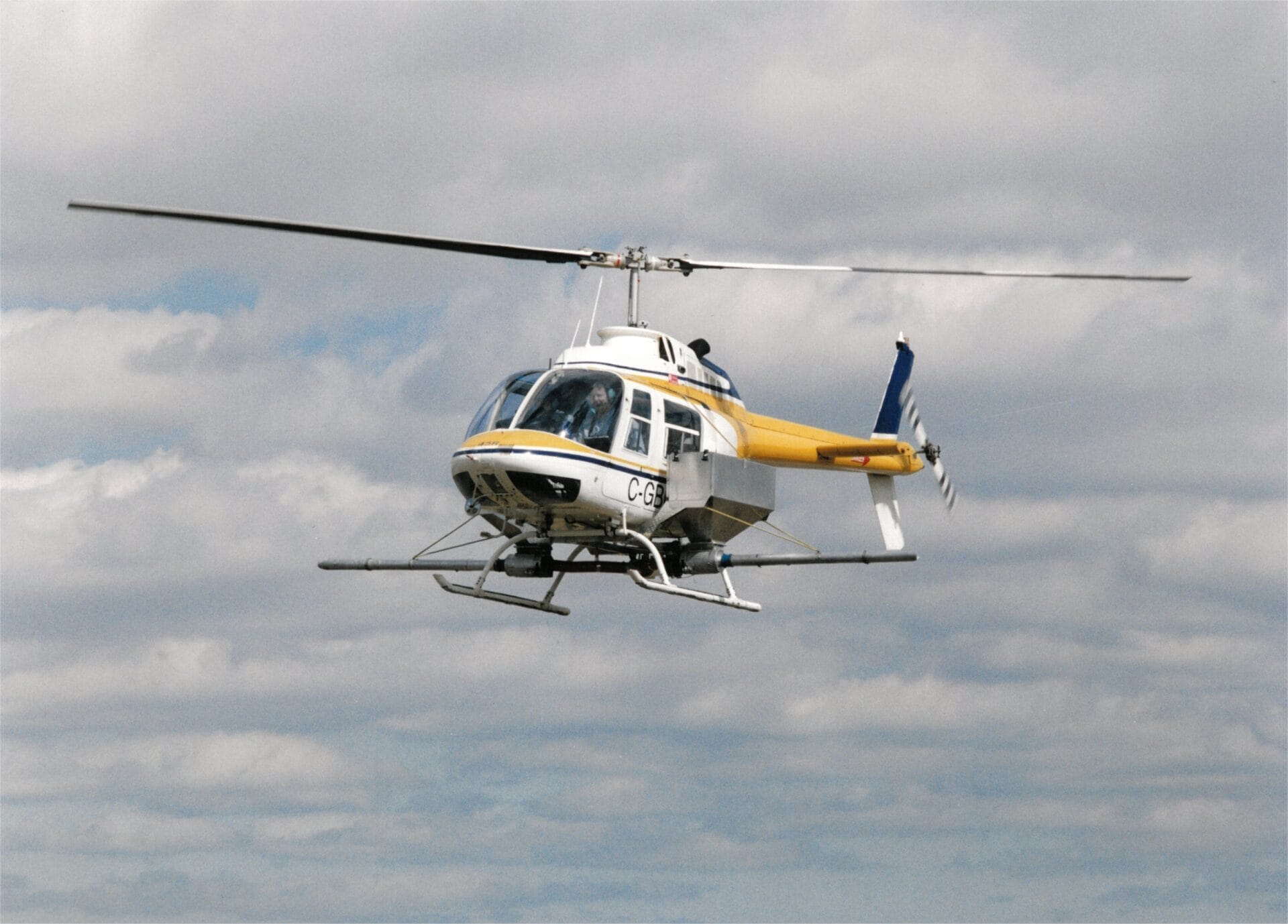 Helicóptero Bell 206 modificado para la siembra agrícola.