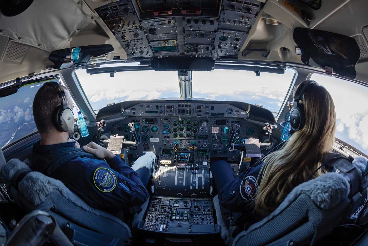 Fotografía de un capitán y una primera oficial en la cabina de un avión Dash 8-100 MSA.
