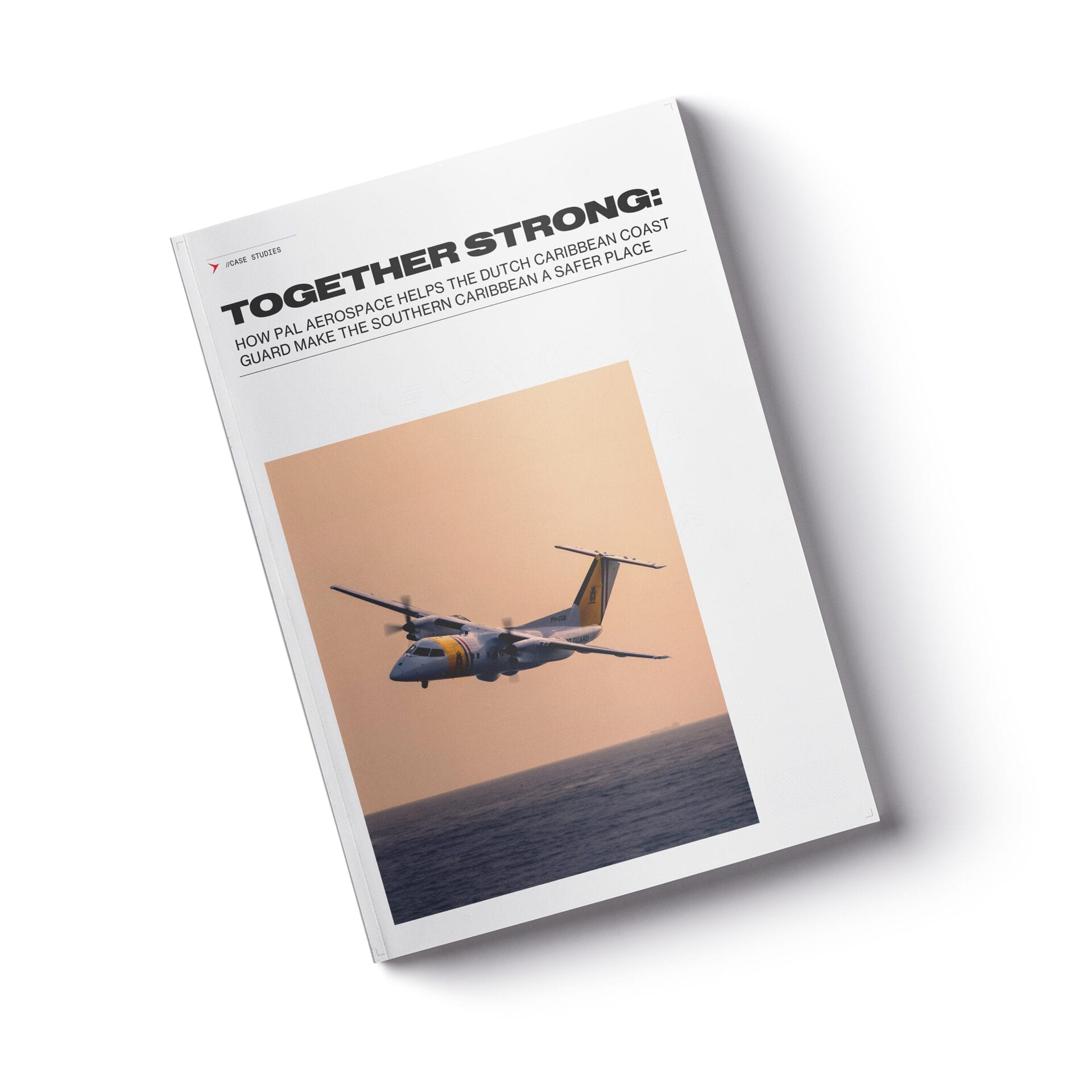 Un libro titulado «Juntos somos fuertes: cómo la Guardia Costera del Caribe Neerlandés utiliza el aire y el espacio para hacer más seguro el sur del Caribe», cuya portada muestra la imagen de un avión sobrevolando el océano.