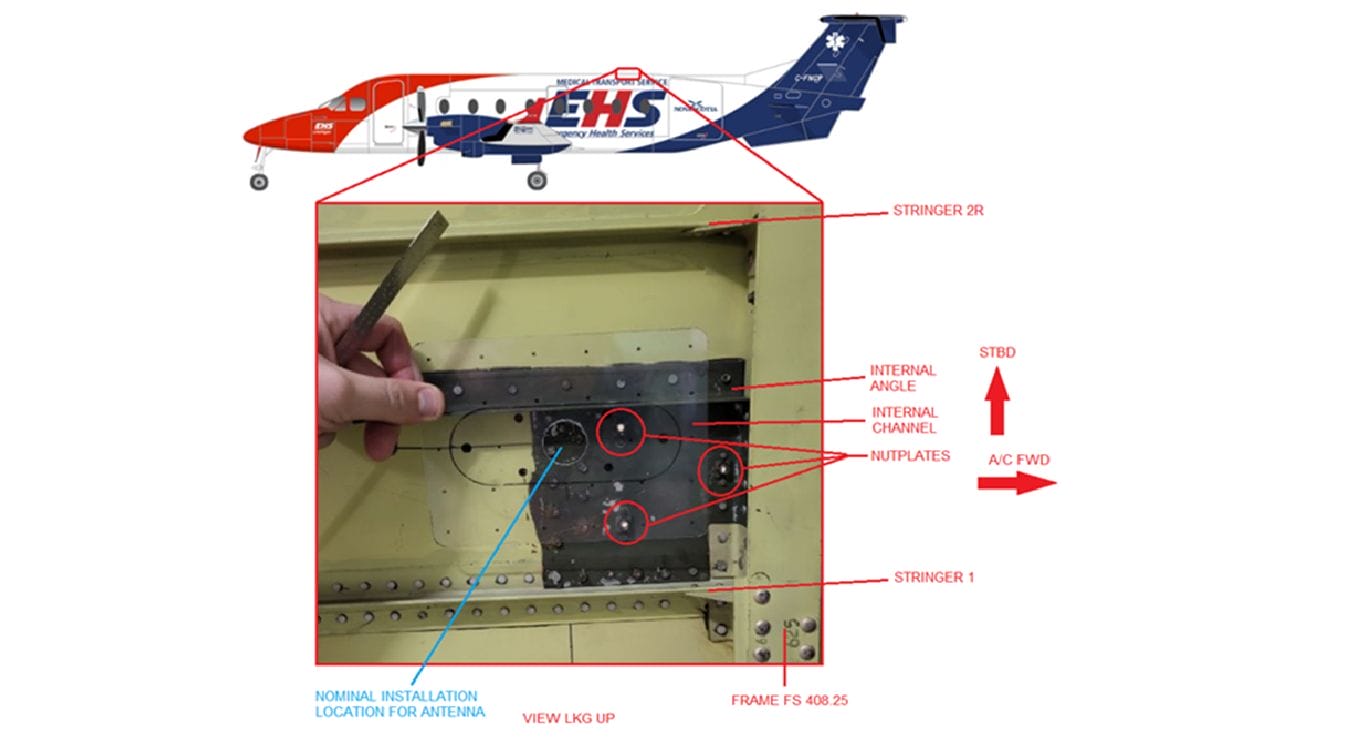 De afbeelding toont een vliegtuig met een ingezoomd beeld van het interieur, waarbij de standaardplaats voor de installatie van de transponderantenne is aangegeven. De gelabelde onderdelen zijn onder meer stringers, tussenstukken, moerplaten en een hand die een stuk gereedschap vasthoudt voor de structurele installatie.