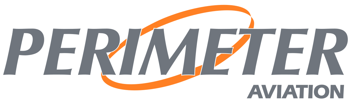 Logo de Perimeter Aviation comportant le mot « PERIMETER » en grandes lettres grises, partiellement entouré d'un trait incurvé orange, et le mot « AVIATION » en lettres grises plus petites en bas à droite, symbolisant l'engagement du Canada en faveur de « Decision Advantage ».