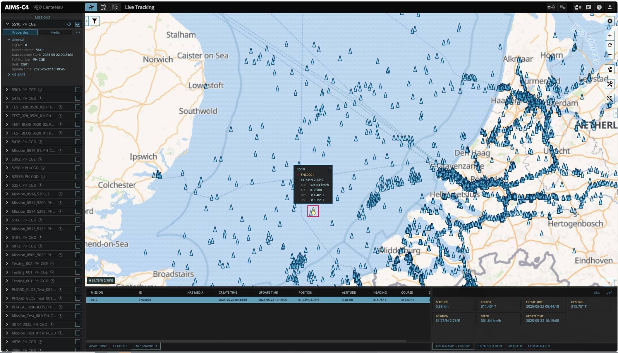 Un mapa marítimo digital muestra la ubicación de los buques en el Mar del Norte, entre el este de Inglaterra y los Países Bajos, con iconos que representan las embarcaciones y un recuadro de información central en el que se muestran los datos de los buques, incluidas las actualizaciones de la Guardia Costera de los Países Bajos.