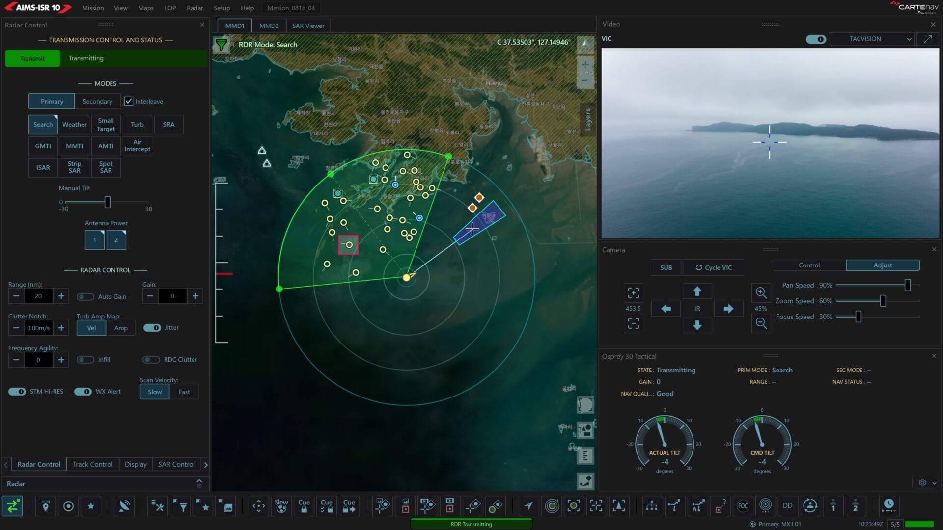 Une interface numérique affiche une carte côtière comprenant le suivi radar, les routes des navires et des repères ; grâce à la technologie C4ISR pour un avantage décisionnel, une vue en direct de la mer et les commandes de navigation, de direction et de vitesse apparaissent sur le côté droit de l'écran.