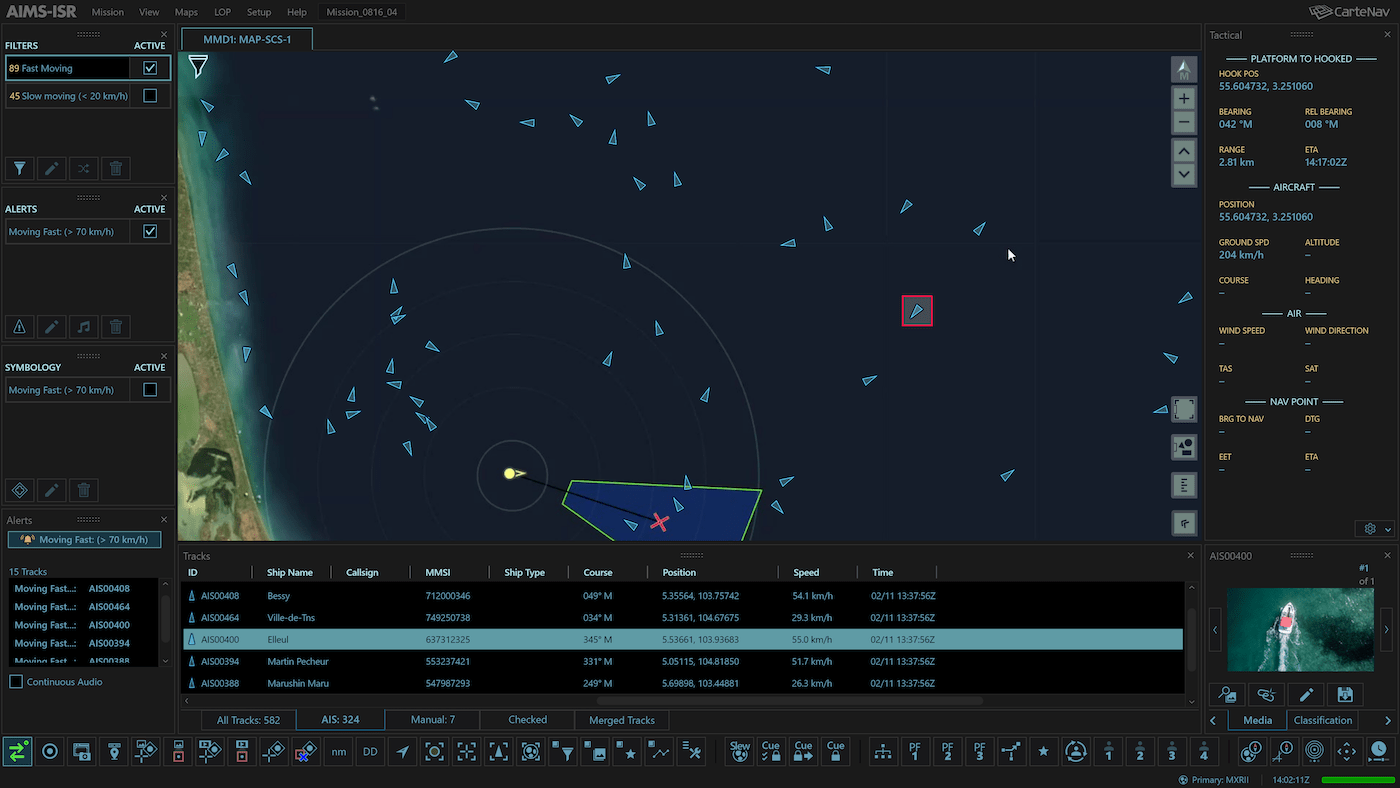 Une interface numérique de surveillance maritime offre des fonctionnalités C4ISR et un avantage décisionnel, en affichant des icônes représentant plusieurs navires à proximité du littoral, des cercles radar, ainsi que des tableaux de données en bas de l'écran indiquant des informations sur les navires telles que le MMSI, le nom et la position.